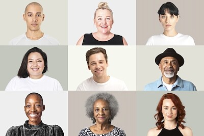 Primer plano de la maqueta de personas sonrientes