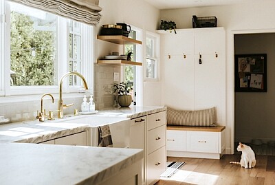 Interior de cocina con un gato