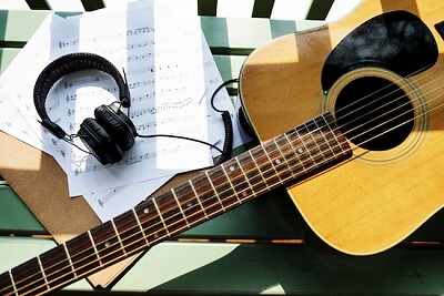 Una guitarra y auriculares