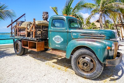 Caminhão velho de Ford - ilha de Cozumel, México