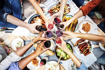 Amigos haciendo un brindis