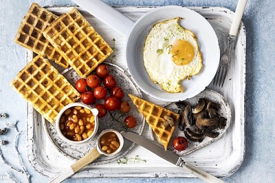 Desayuno de huevos y gofres