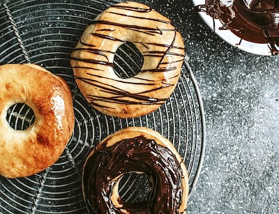 Donuts caseros recién horneados