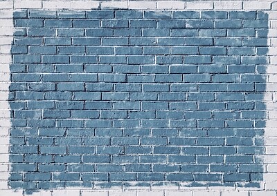 Blå rektangel på en vit tegelvägg