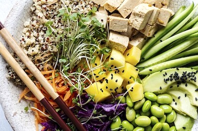 Poke bowl vegano elaborado con tofu marinado