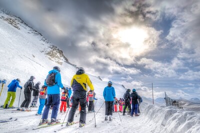 Skifahren im Schnee