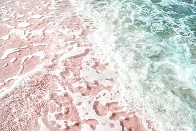 Rosa sand och klart hav
