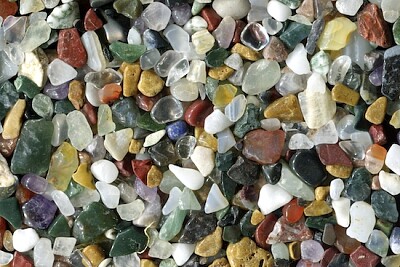 Tas de pierres colorées