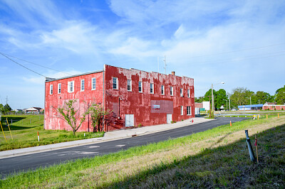 Rotes Landschaftsgebäude
