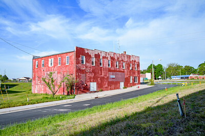 Bâtiment de campagne rouge