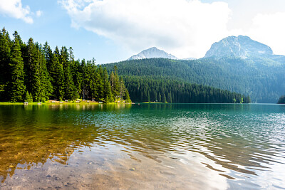 黑山的冰川黑湖和山脈