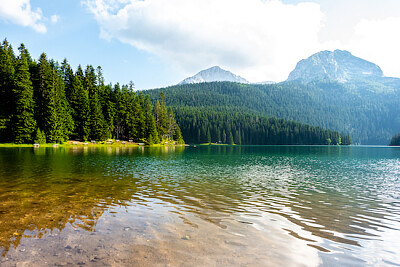 Glacial Black Lake e montagne del Montonegro