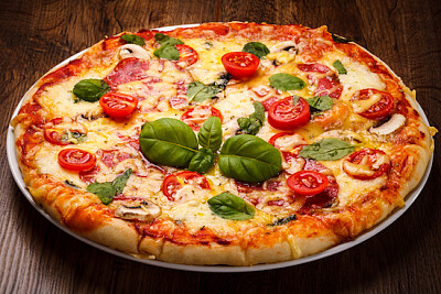 Pizza mit Tomaten
