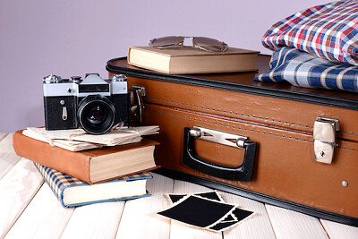 Valise vintage avec des vêtements