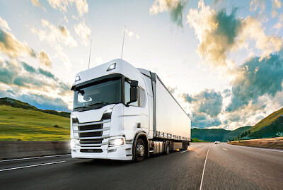 Camion con container su strada