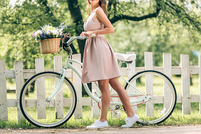 Mulher andando de bicicleta retrô