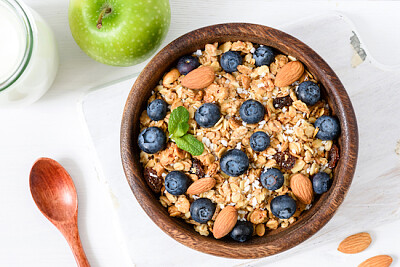 Tigela de granola com mirtilos e nozes de amêndoa