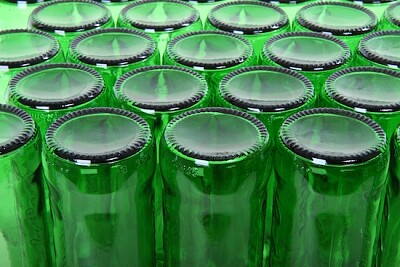 Högar av återvunna ölflaskor av glas