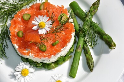 Grüner Spargel und Räucherlachs-Tartar