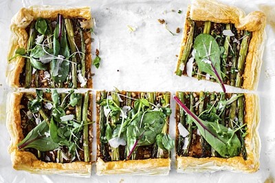 Crostata di asparagi al pesto rosso al forno