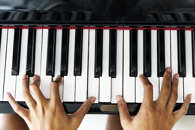 mujer tocando un piano