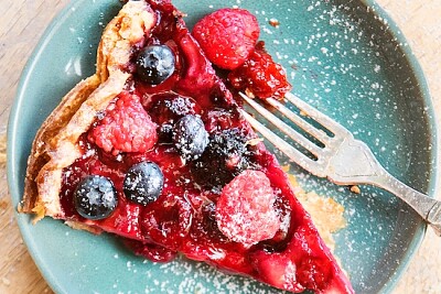 Torta ai frutti di bosco fatta in casa