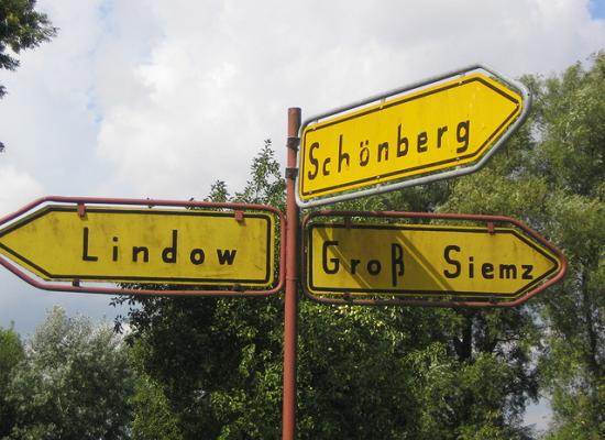 Il vecchio cartello stradale, East Mecklenburg, Germania