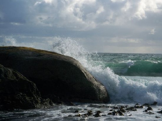 Waves splashing to the shore
