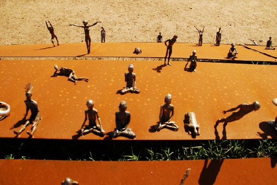 Скулптура край морето