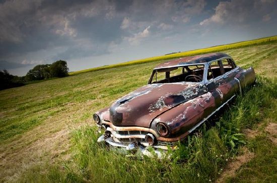 フィールドの古いキャデラック