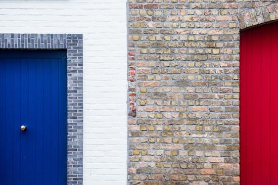 レンガの壁とカラフルなドア