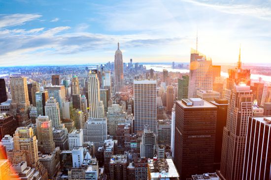 Изглед от въздуха към силуета на Манхатън при залез слънце, Ню Йорк