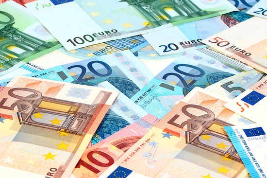 trの一部としての紙のユーロ紙幣の小さな山