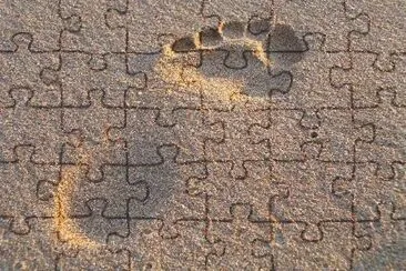 פאזל של טביעת רגל בחול