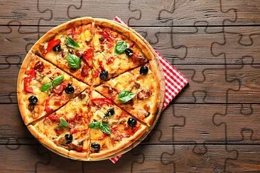 Délicieuse pizza aux olives et saucisses
