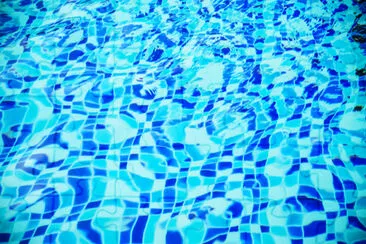 Riflesso dell'acqua in piscina, bellissima cl