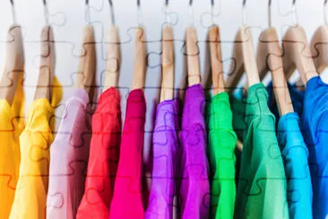Vêtements de mode sur porte-vêtements - couleurs vives