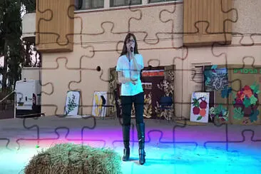 ידידתי היקרה גיל בהופעה בבית הספר