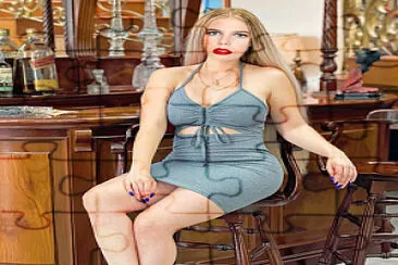 rubia sentada en una silla jigsaw puzzle