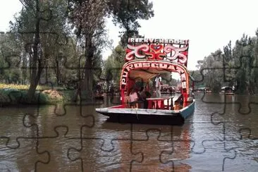 TRAGINERA EN XOCHIMILCO
