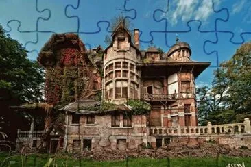 deteriorating haunted house jigsaw puzzle