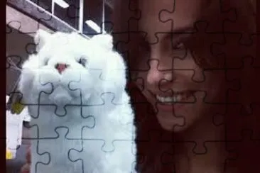 Mel com um cachorrinho de pelucia