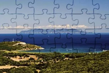 la mer avec la terre au loin