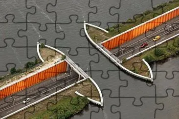 PUENTE ALREVÃ‰S EN HOLANDA
