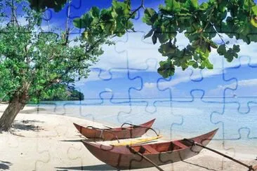 canoas en la playa