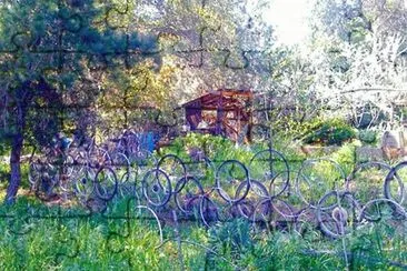 פאזל של Purple Bike Wheels Fence