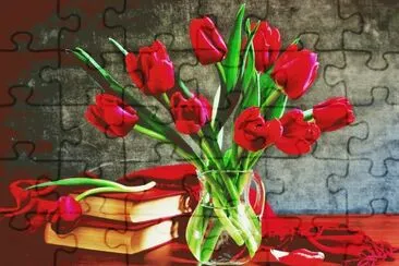 jarron con tulipanes rojos