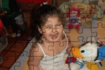 Preciosa y feliz con sus juguetes