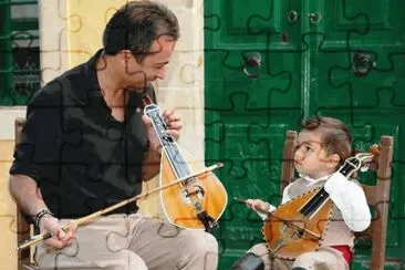 Learning to use the Cretan Lyra