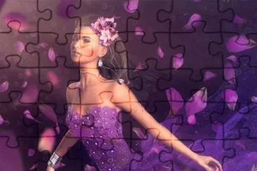 Mujer con vestido y pÃ©talos violetas
